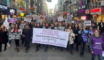 Kadınlar depremde yaşamını yitirenler ve çocuklar için sokaktaydı