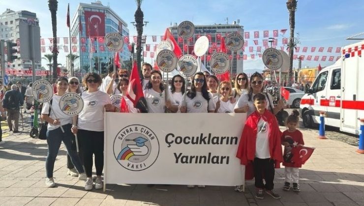 Depremde yaşamını yitiren ikizlerin gülen yüzleri ile iyilik hareketini başlattı