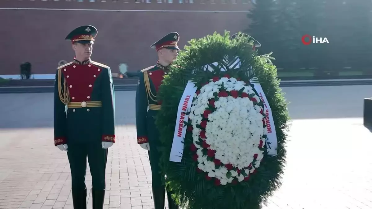 Kurtulmuş, Moskova’da Çelenk Bıraktı