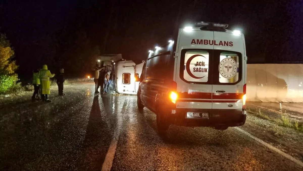 Çorum’da Fındık Yüklü TIR Devrildi: 2 Yaralı